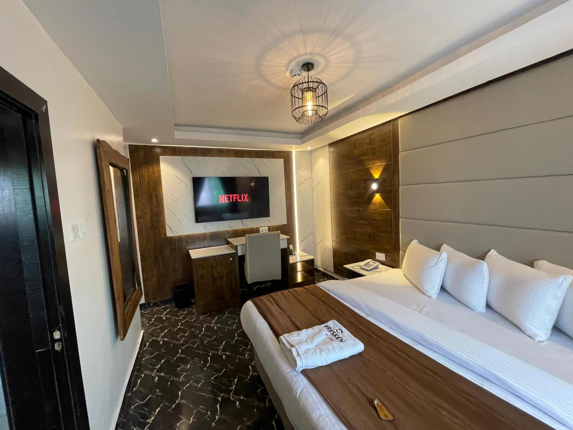 Presken K-One Hotel Икеджа Екстериор снимка